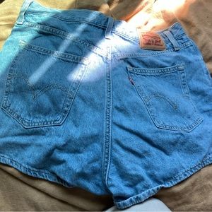 Levi high waisted mom short
